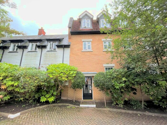 2 Bedroom Flat To Rent In Roche Close, Rochford, Essex, SS4