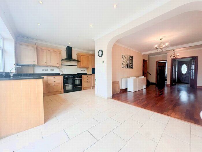 4 Bedroom Semi-Detached House To Rent In Chequers Way, Palmers Green, N13