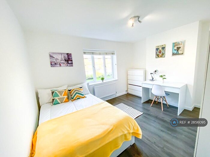 4 Bedroom Flat To Rent In Elizabeth Close, London, E14