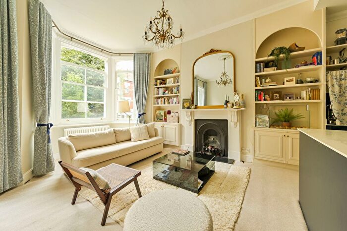 1 Bedroom Flat For Sale In Aynhoe Road, Brook Green, London, W14