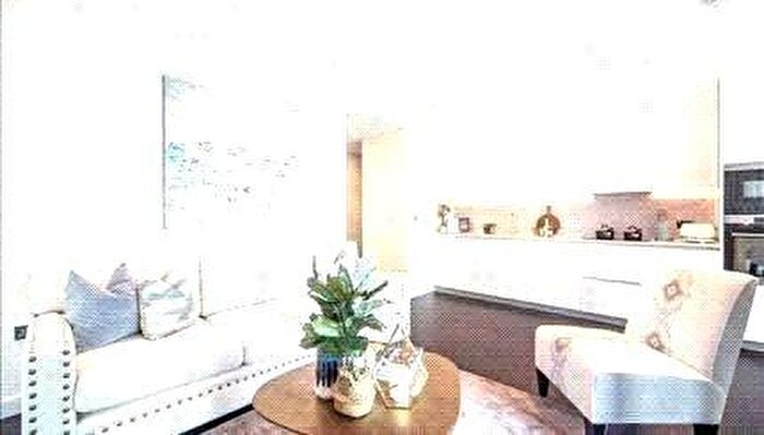 2 Bedroom Flat To Rent In Thornes House, - Charles Clowes Walk, London, SW11