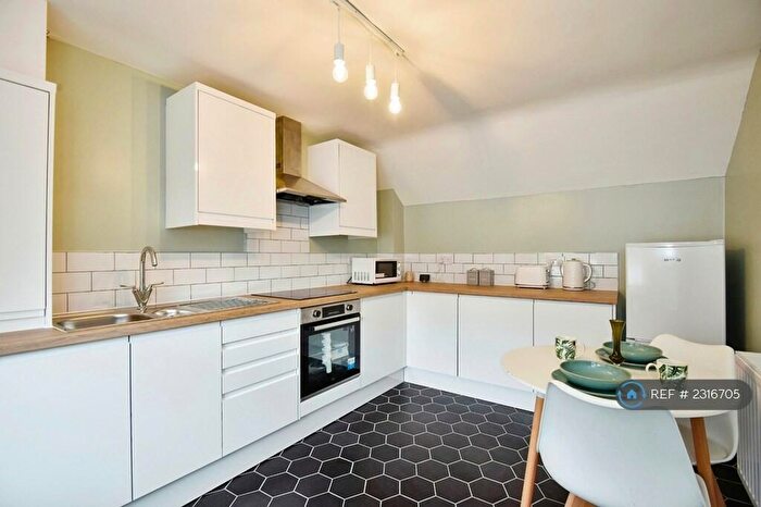 2 Bedroom Flat To Rent In East Street, Sittingbourne, ME10