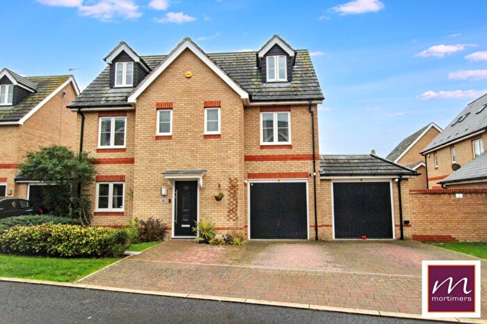 5 Bedroom Detached House For Sale In Freyberg Drive, Aylesbury, HP18