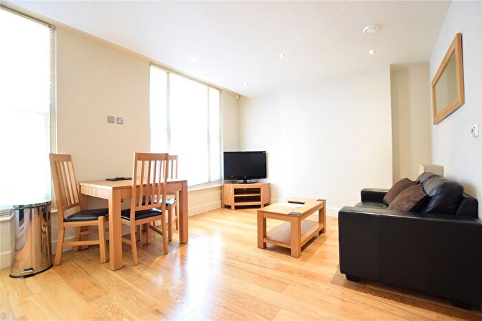 1 Bedroom Flat To Rent In Cross Street, Reading, Berkshire, RG1