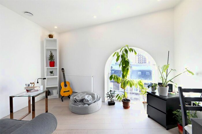 2 Bedroom Flat To Rent In Woodstock Grove, London, W12