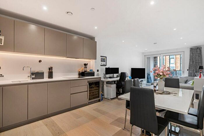 2 Bedroom Apartment For Sale In Wharf Road, London, N1