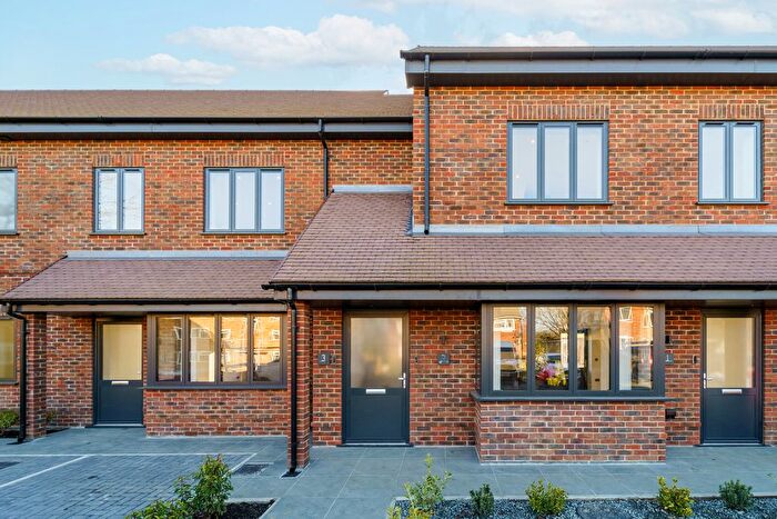 3 Bedroom Flat For Sale In Oakwood Court, Watford, WD25