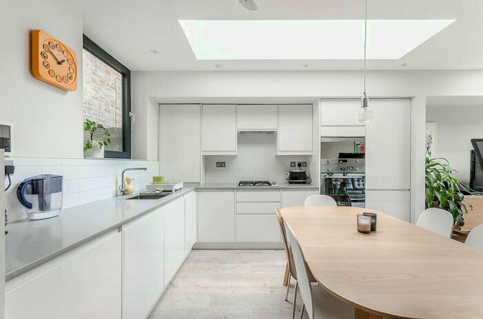 2 Bedroom Flat To Rent In Loftus Road, Shepherd's Bush, London, W12