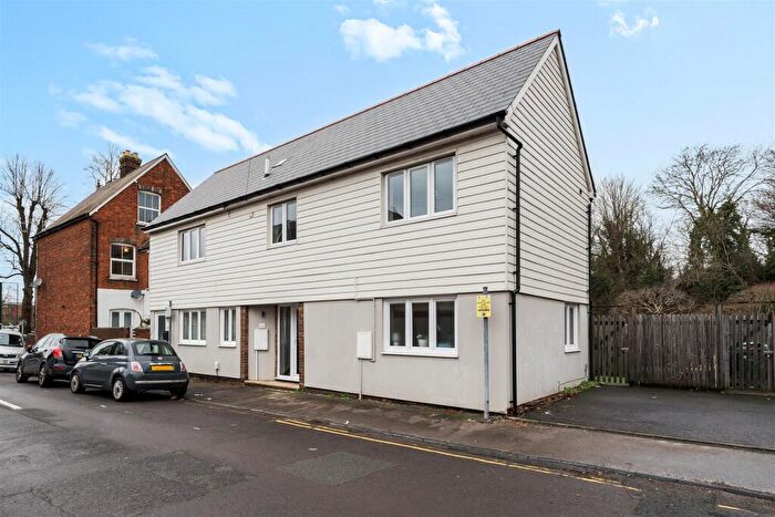 2 Bedroom Flat To Rent In The Willows, Gardner Road. Guildford, GU1