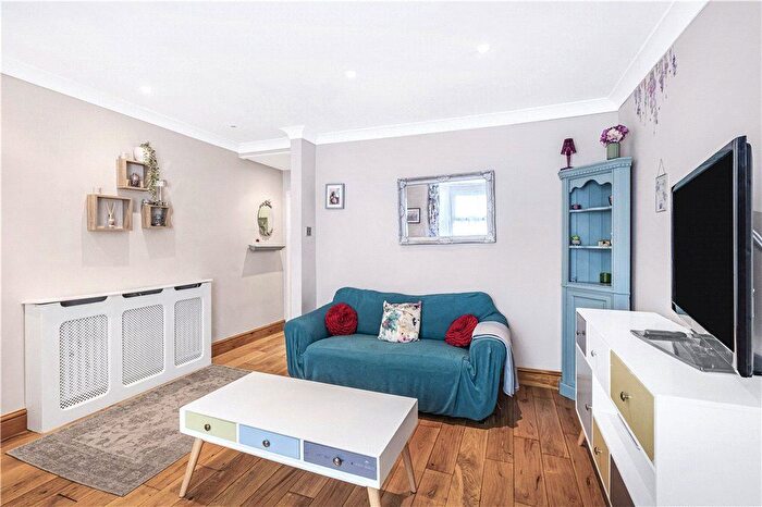 2 Bedroom End Of Terrace House To Rent In Moffat Road, Thornton Heath, CR7