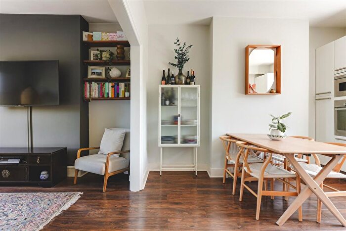 2 Bedroom Flat For Sale In Downs Park Road, Hackney, E8