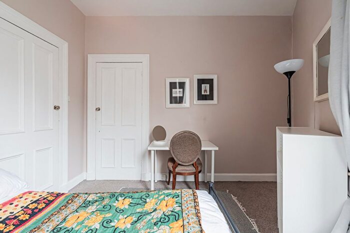2 Bedroom Flat For Sale In Raeburn Place, Edinburgh, EH4