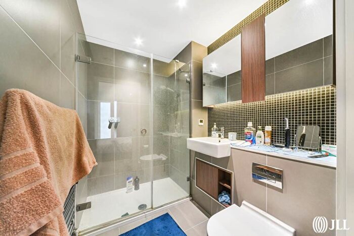 2 Bedroom Apartment For Sale In The Shoreline Building, Newnton Close, N4