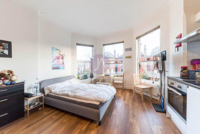 Apartment To Rent In Manstone Road, Kilburn, London, NW2