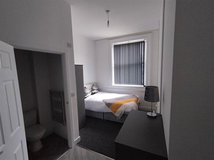 1 Bedroom Block Of Apartments To Rent In *En-Suite* Market Place, Mansfield, NG18