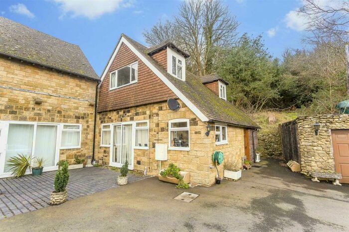 2 Bedroom Cottage To Rent In Champions Place, Limpsfield Chart, RH8