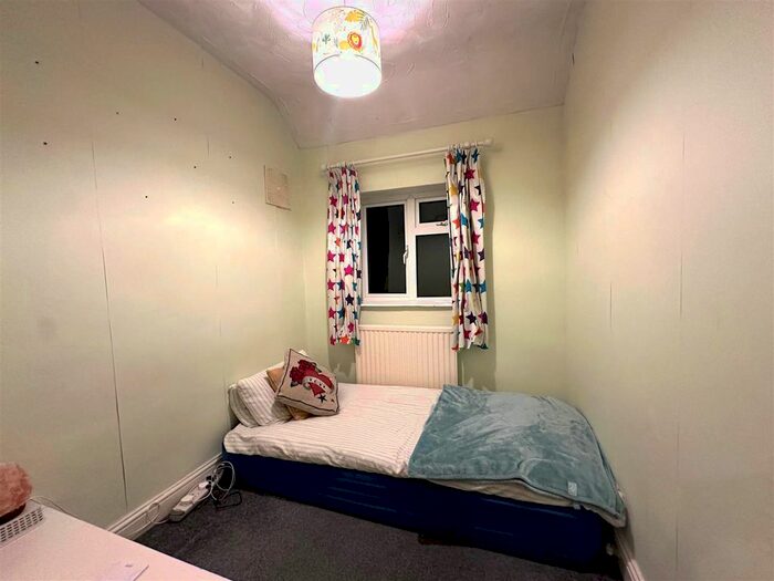 3 Bedroom End Of Terrace House For Sale In Culverden Road, Watford, WD19