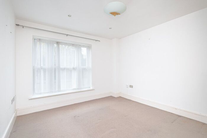 2 Bedroom Flat To Rent In Albury Road, Guildford, Surrey, GU1