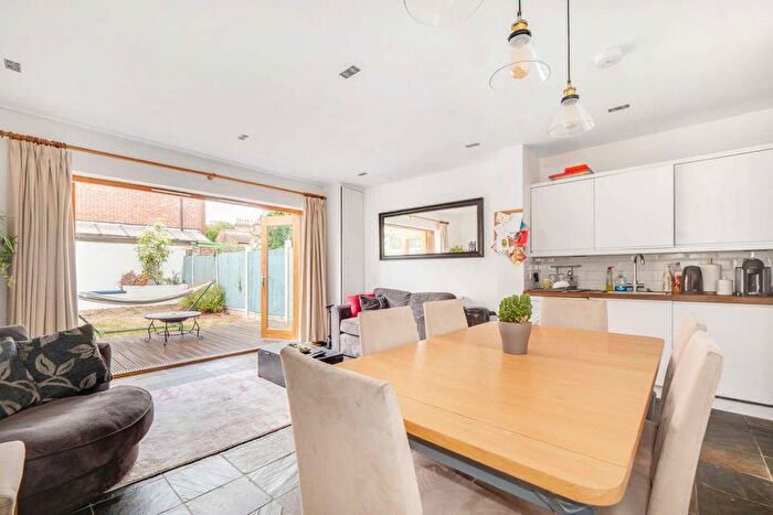 2 Bedroom Flat To Rent In Rostella Road, London, SW17