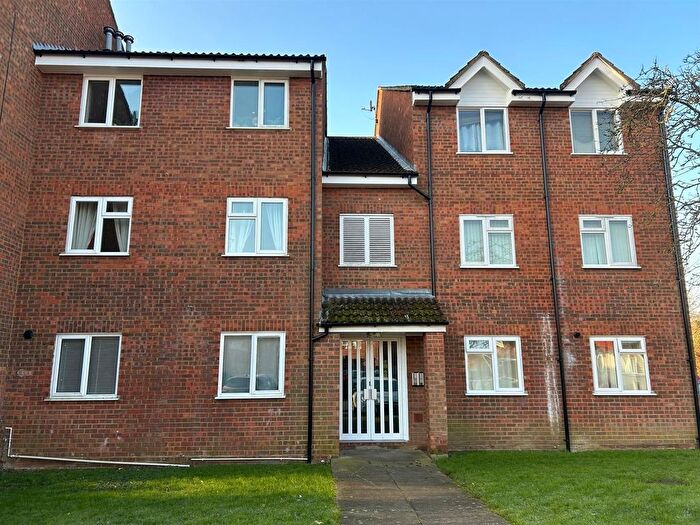 1 Bedroom Flat For Sale In Cranleigh Close, Cheshunt, Waltham Cross, EN7