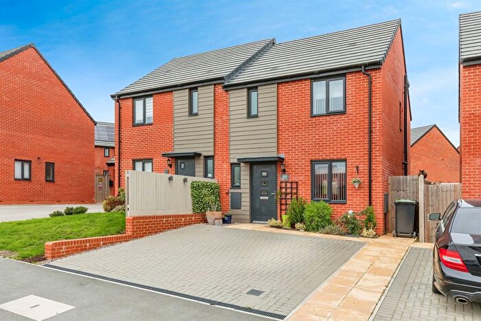 3 Bedroom Semi-Detached House For Sale In Knollys Meadow, Wellingborough, NN8