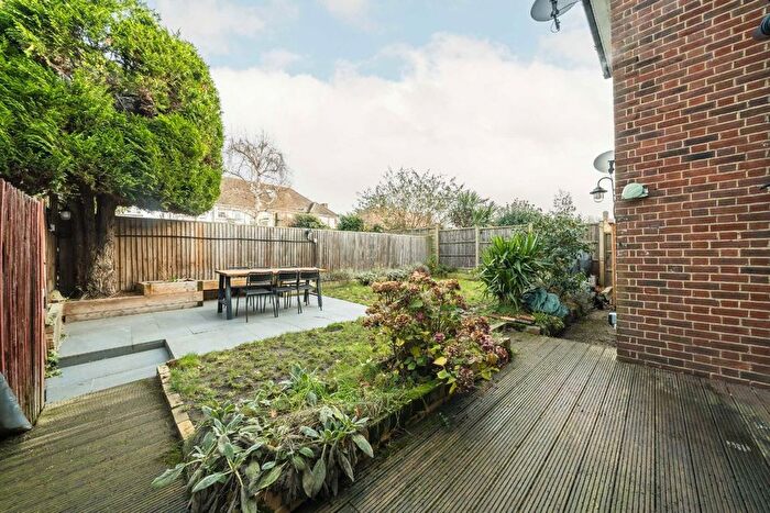 2 Bedroom Flat For Sale In Godley Road, London, SW18