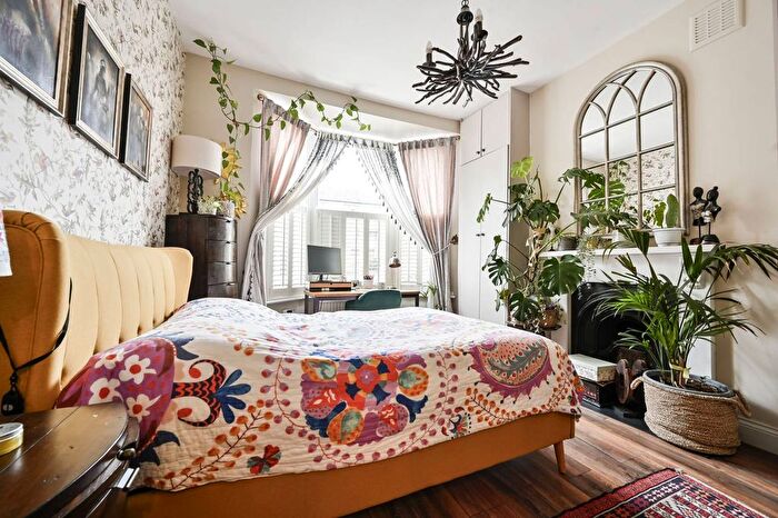 2 Bedroom Flat To Rent In Munster Road, Fulham, London, SW6