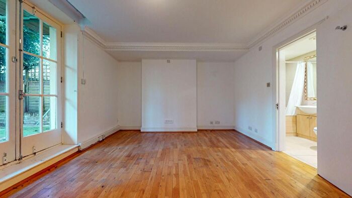 2 Bedroom Flat To Rent In Albert Terrace, London, NW1