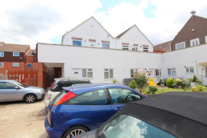 2 Bedroom Maisonette For Sale In Rochfords Gardens, Slough, SL2