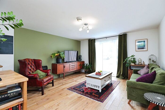 2 Bedroom Flat For Sale In Wander Wharf, Kings Langley, WD4
