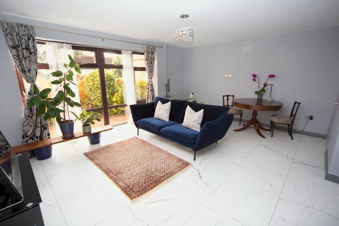 2 Bedroom Flat To Rent In Barbrook Close, Lisvane, Cardiff, CF14