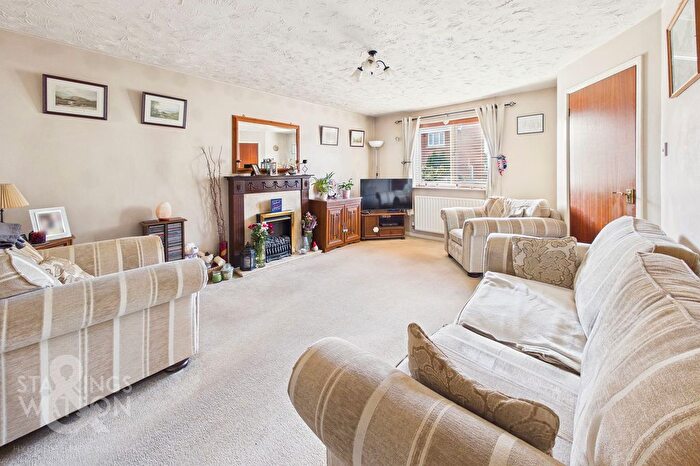 3 Bedroom Semi-detached House For Sale In Bramble Way, Wymondham, NR18