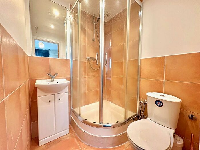 2 Bedroom Flat To Rent In Woking Close, London, SW15