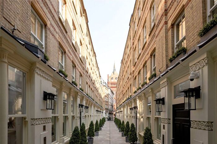 2 Bedroom Flat To Rent In Dyer's Buildings, London, EC1N