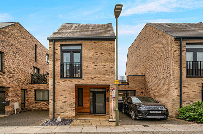 3 Bedroom Link Detached House For Sale In Helios Way, Barnet, EN5