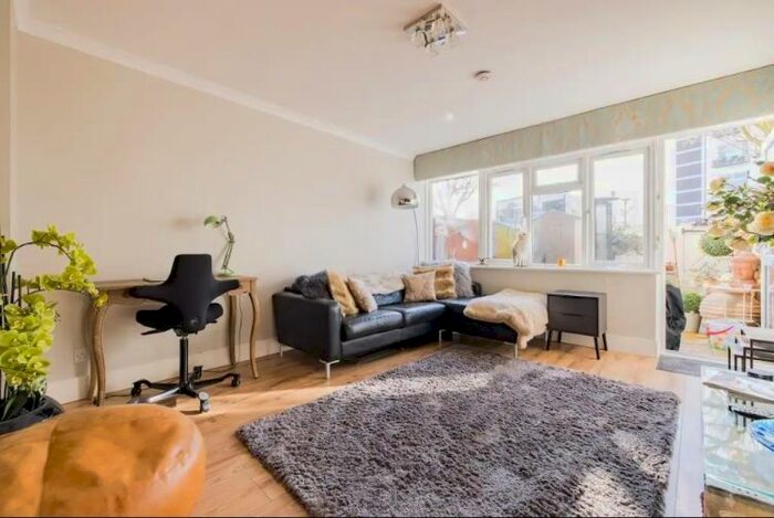 3 Bedroom Maisonette To Rent In Philpot Square, London, SW6