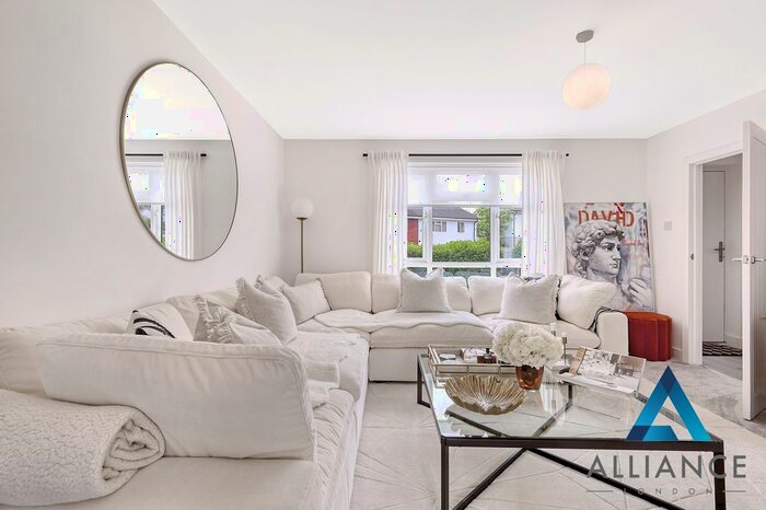 3 Bedroom End Of Terrace House To Rent In Newmans Lane, Loughton, IG10