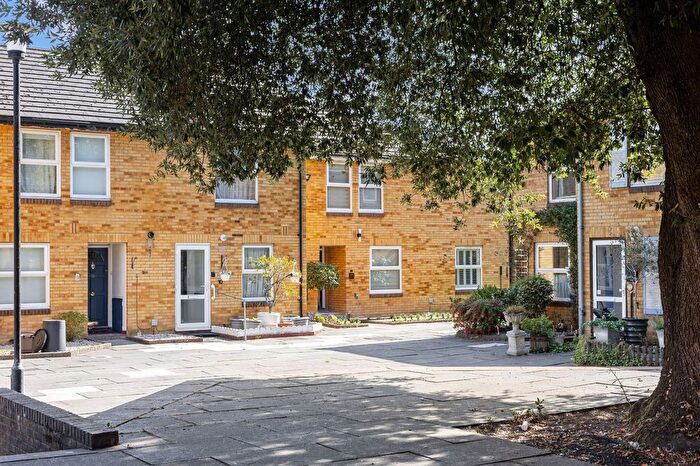 2 Bedroom Flat For Sale In Holm Oak Close, Putney, London, SW15