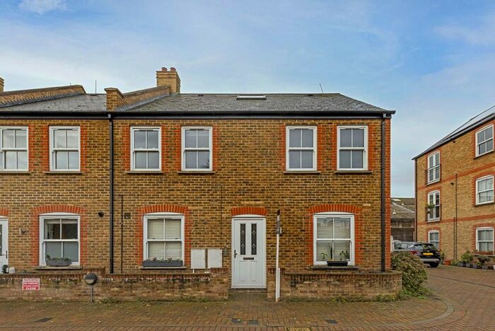 1 Bedroom Flat To Rent In Norcutt Road, Twickenham, TW2