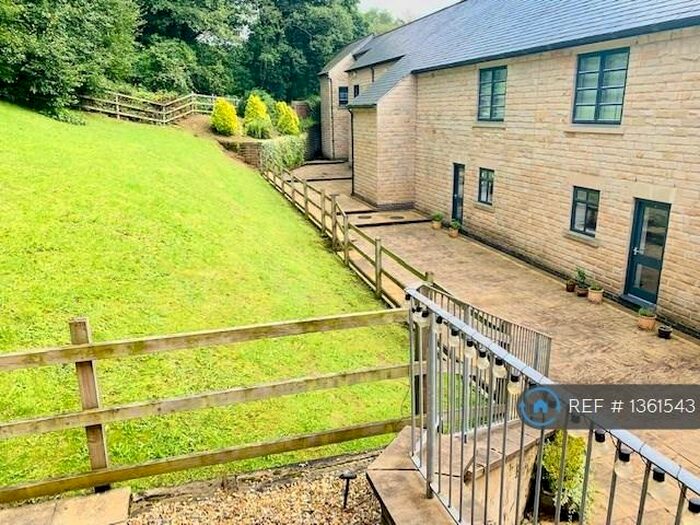 1 Bedroom Flat To Rent In Kinderlee Way, Chisworth, Glossop, SK13