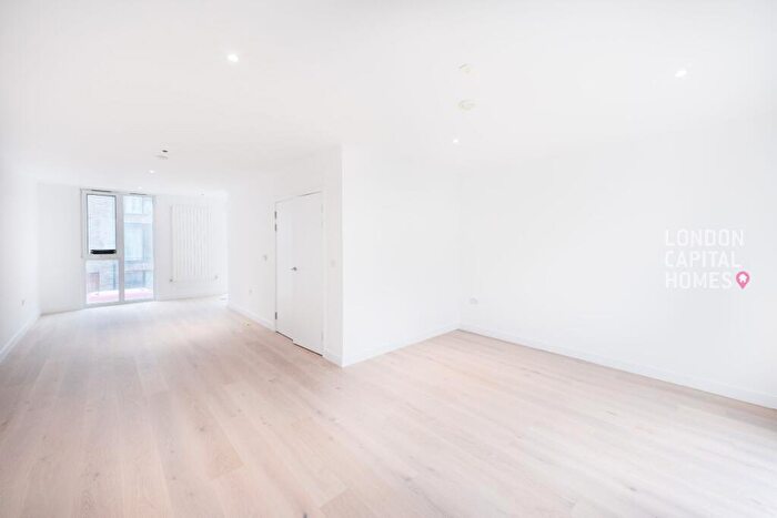 3 Bedroom Apartment To Rent In Starboard Way, London, E16