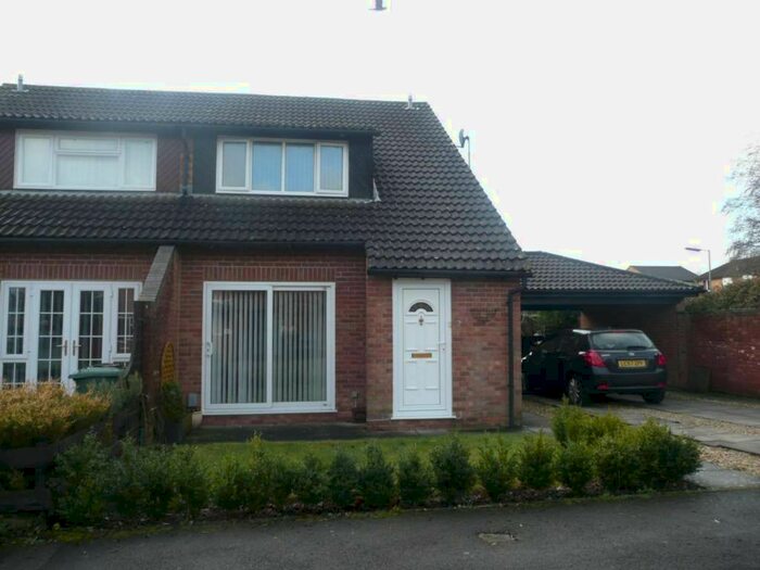 2 Bedroom Town House To Rent In Welland Croft, Bicester, OX26
