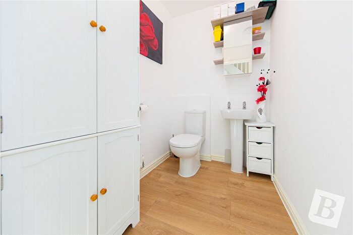 3 Bedroom End Of Terrace House For Sale In Bumpstead Mead, Aveley, South Ockendon, Essex, RM15