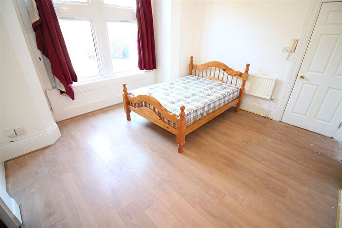 Studio To Rent In Madeley Road, London, W5