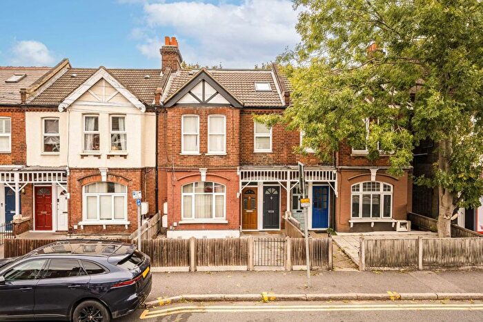 3 Bedroom Flat To Rent In Kingston Road, Wimbledon Chase, SW20