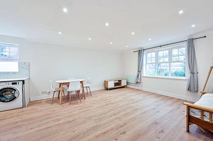 2 Bedroom Flat To Rent In Stephens Lodge, North Finchley, London, N12