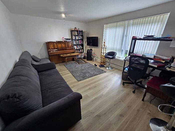 2 Bedroom Flat For Sale In Portal Close, Uxbridge, UB10