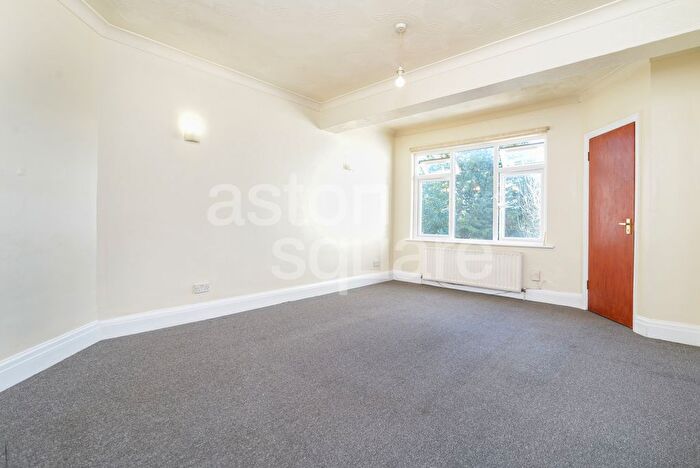3 Bedroom Flat To Rent In Ashbourne Avenue, London, NW11