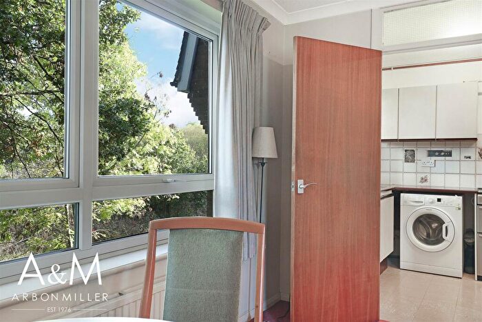 1 Bedroom Flat For Sale In Farm View Court, Newbury Park, IG2