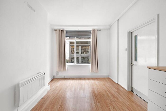 2 Bedroom Mews To Rent In Blackstock Mews, Islington, N4